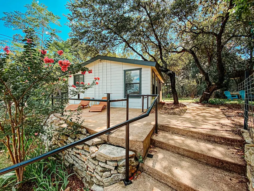 Cozy Cottage Near Lake Travis - Image 1