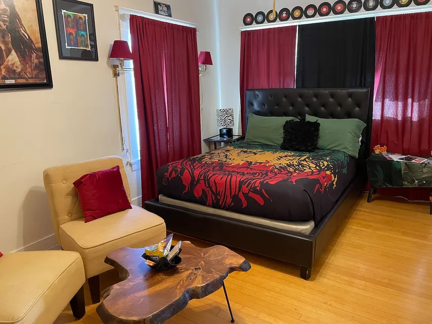 Historical Greenway Manor in the Bob Marley room - Image 1
