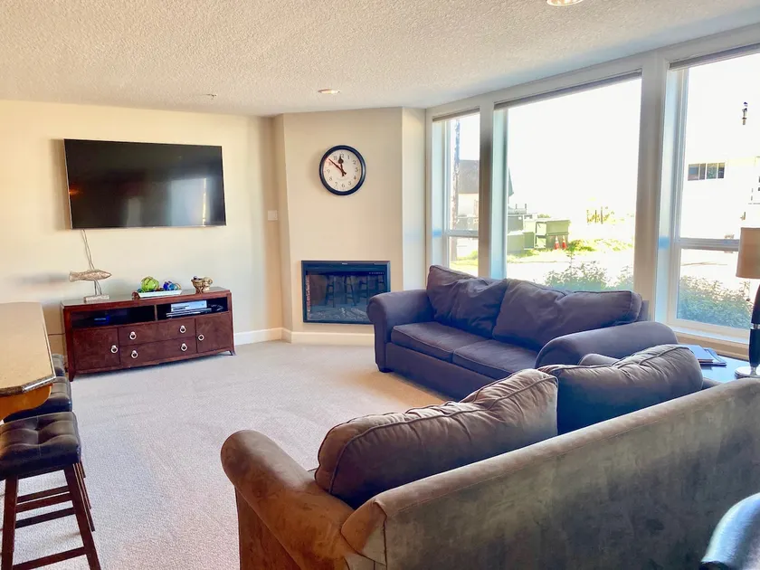 Newly Refreshed-2 Bdrm/2 Bath-Seconds from Beach ! - Image 1