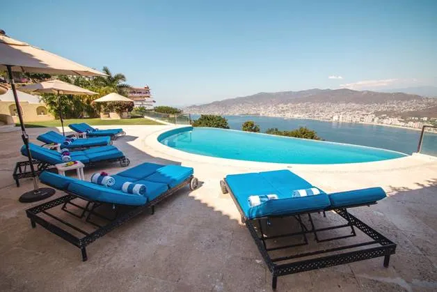 AMAZING Villa with ESPECTACULAR view to the bay - Image 1