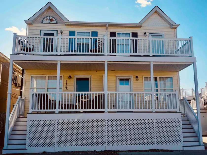 Enjoy the sounds and breeze of the ocean - Image 1