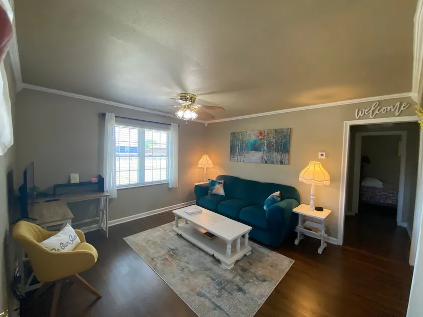 Charming Bungalow-safe area-8 minutes from S Tulsa - Image 1