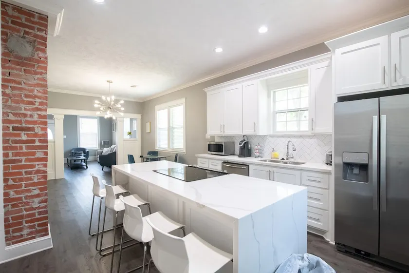 Modern Beach Bungalow- Walking Distance to Beach - Image 1