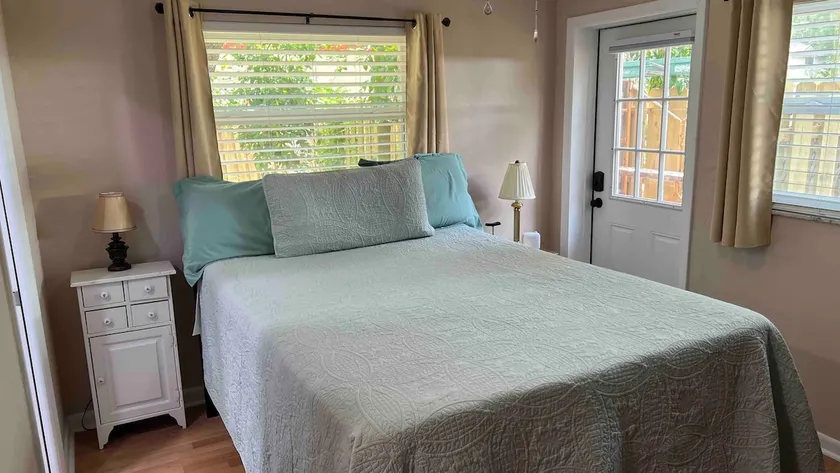 Garden Room- Private Entrance-w bath & kitchenette - Image 1