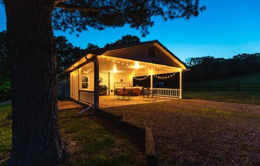 3 Bed 2 Bath Cabin on 300 acre Cattle Farm with Hot Tub and Private River Access - Image 1