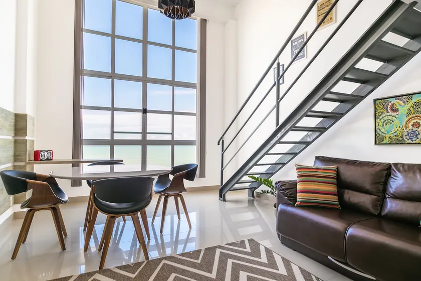 Spacious loft overlooking the sea - Image 1