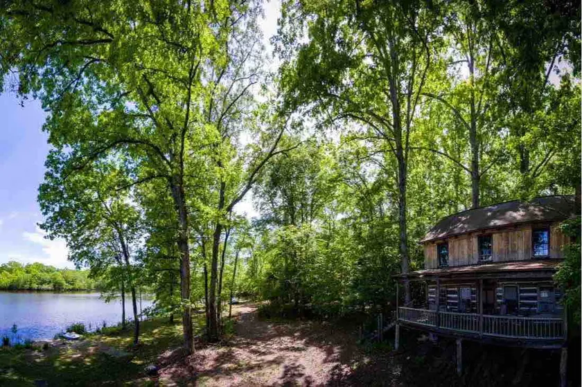 Historic Log cabin on private fishing lake - Image 1