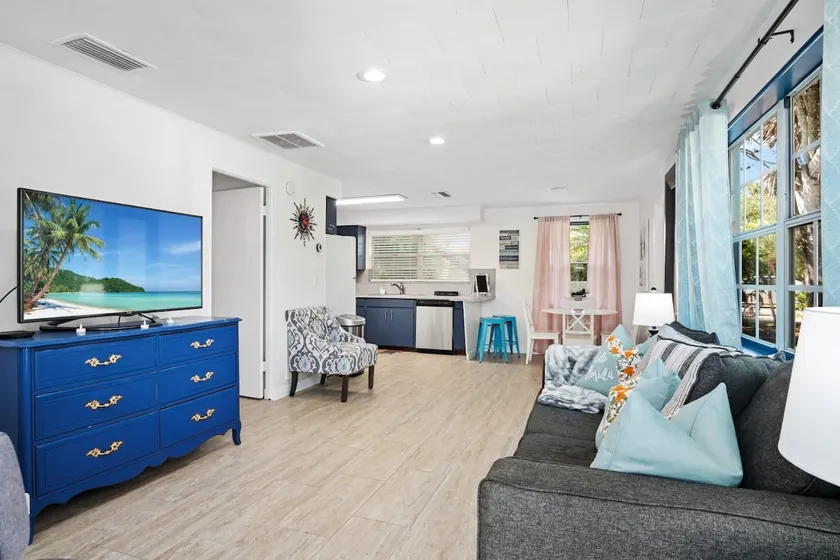 King Bed Near Pickleball, Beach & Downtown - Image 1