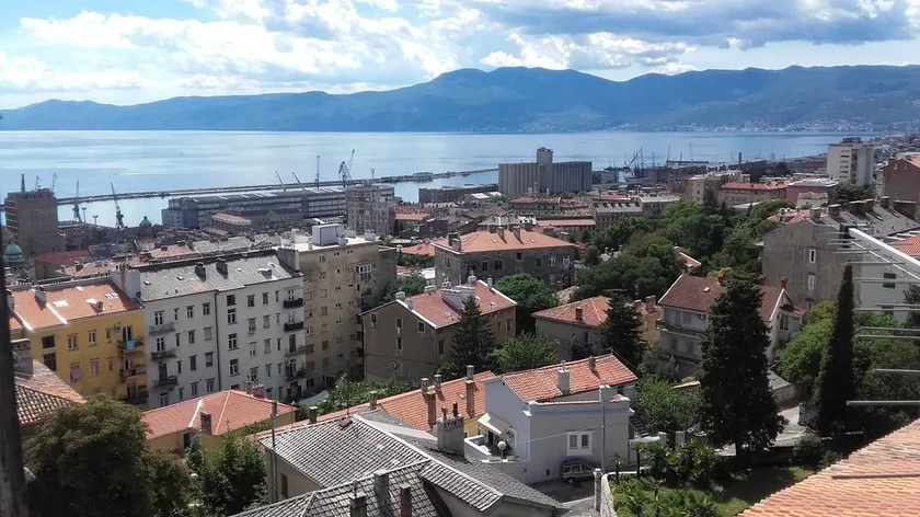 Sea view balcony, free street parking - Image 1