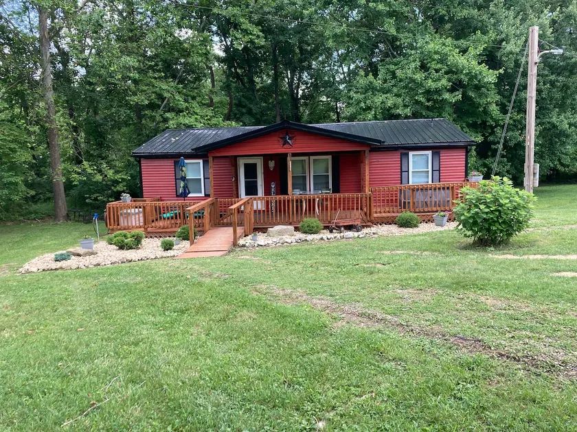 The Ole' Farmhouse w Guest Suite and Hot Tub - Image 1