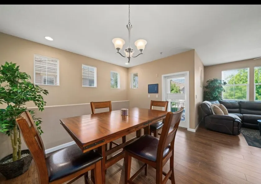 Modern Townhouse near a golf course, Folsom Lake, and hiking trails - Image 1