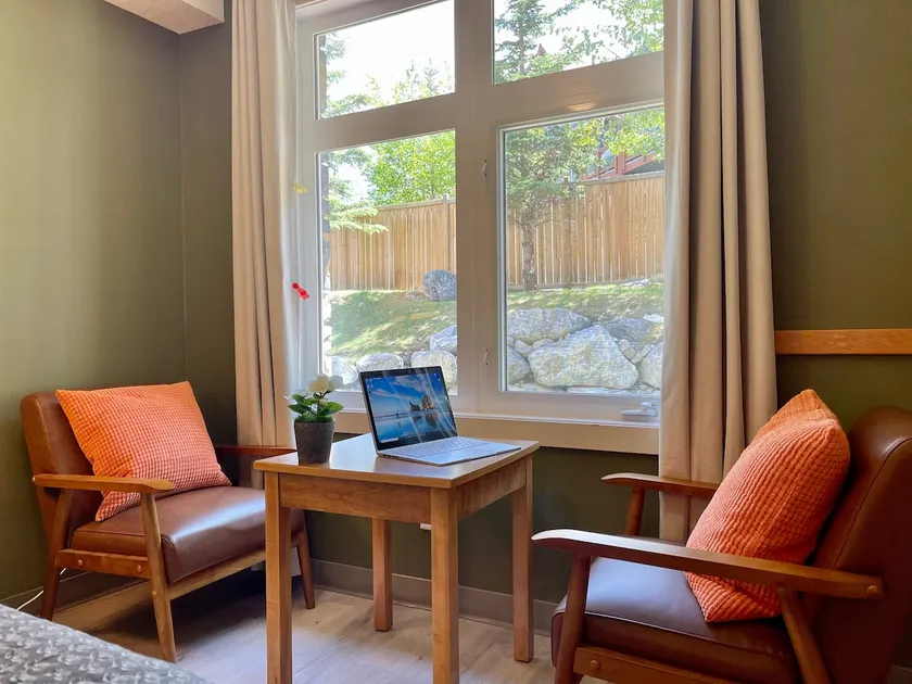 🍁Cozy Hotel Room🌟Gym🌟Parking🌟Kitchenette🌟AC - Image 1