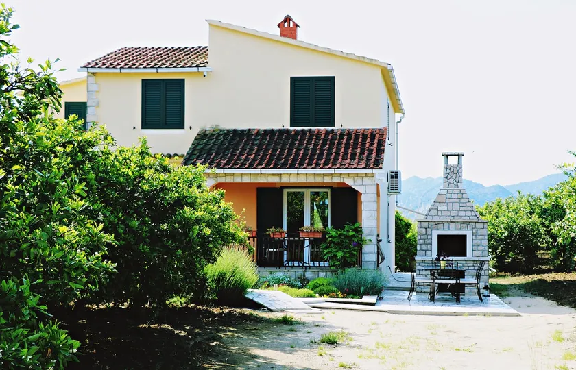 Ideal Seaside Vacation In A Lush Green Valley - Image 1