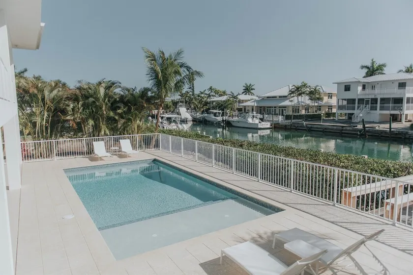 Superbe nouvelle maison de canal de luxe KCB avec piscine et 4 suites principales - Image 1