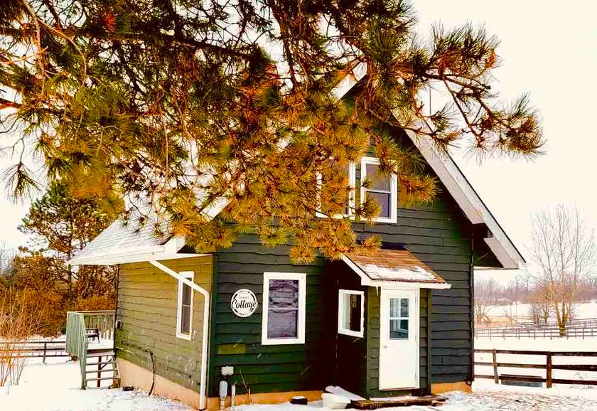 Farm style cozy cottage with hot tub - Image 1