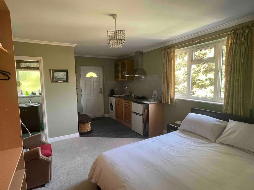 1-Bed self contained room w/parking - Image 1