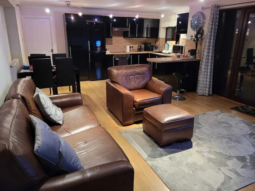 Luxurious Ground Floor Flat in Bolton - Image 1