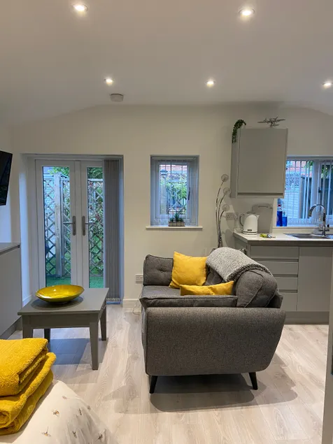 Stylish annexe with parking in Taunton - Image 1