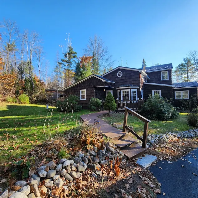 Irish Chalet Home near Long Lake - Image 1