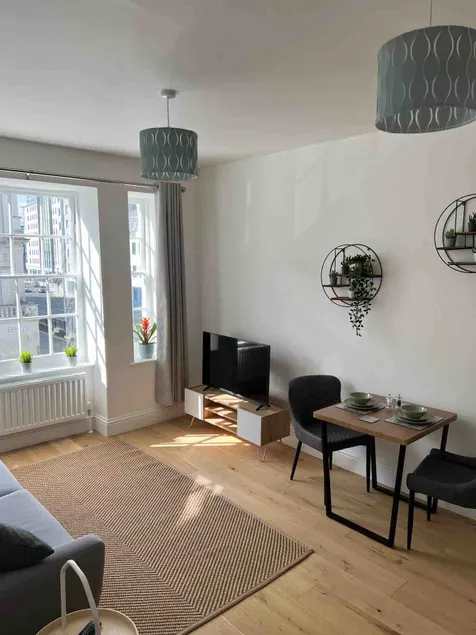 Charming Apartment BARBICAN/HOE PARKING,Courtyard! - Image 1