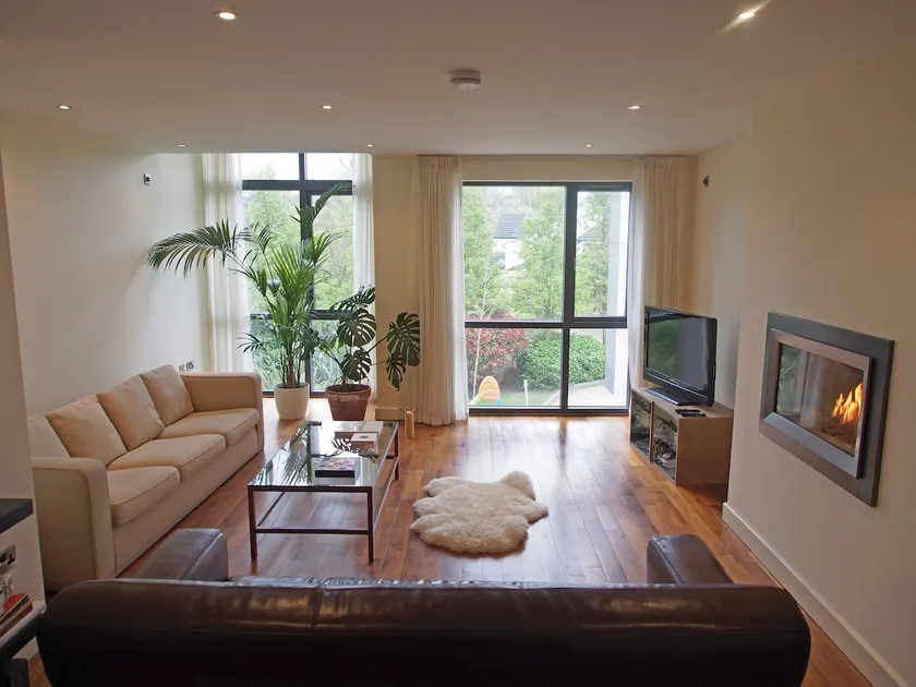 Large luxurious house. 4bed/4bath, 10mins to City - Image 1