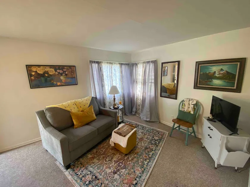 The Honey Bee Airbnb! Lovely 1-bed in Wilmington - Image 1