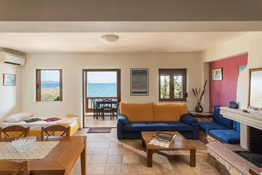 Seafront Comfortable 2 Bedroom Apartment with View - Image 1