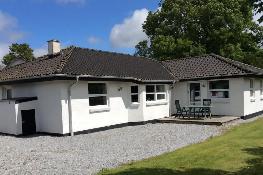 Attractive year-round house for short or long-term rentals - Image 1