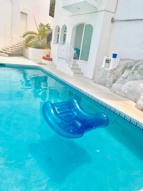 Fun Mini-Loft Near the Beach, Pool Right Outside - Image 1