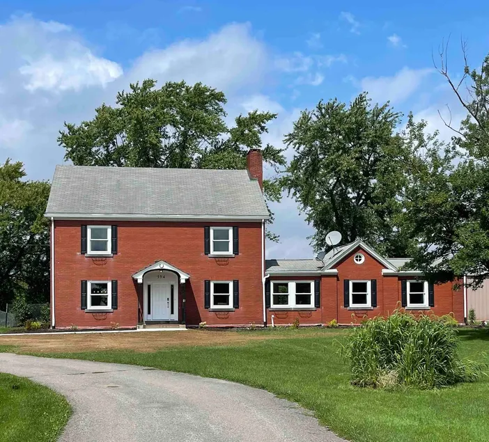 Charming Farmhouse, entire home - Image 1