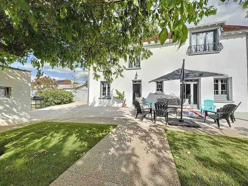 Unusual cottage with themed rooms - Image 1