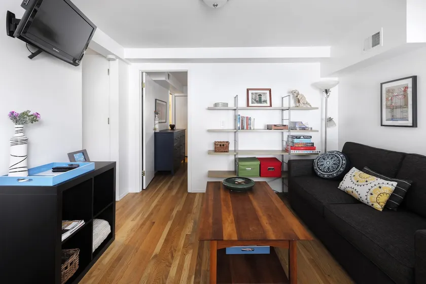 Private, modern Central Sunset suite - Image 1