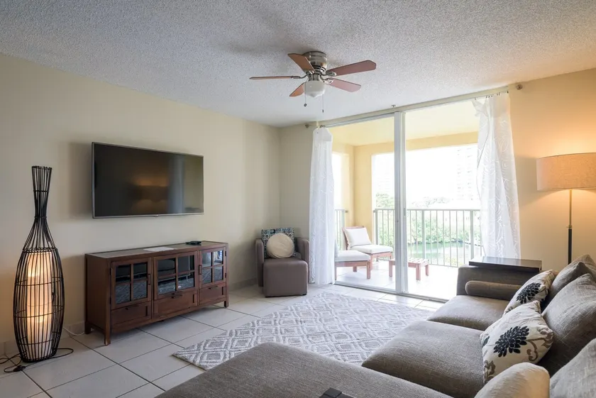Spacious 3 Bedroom 2 bathroom Condo in Miami near beach and entertainment.  - Image 1