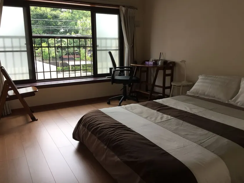 Spacious 2-bedroom house with free bicycles - Image 1