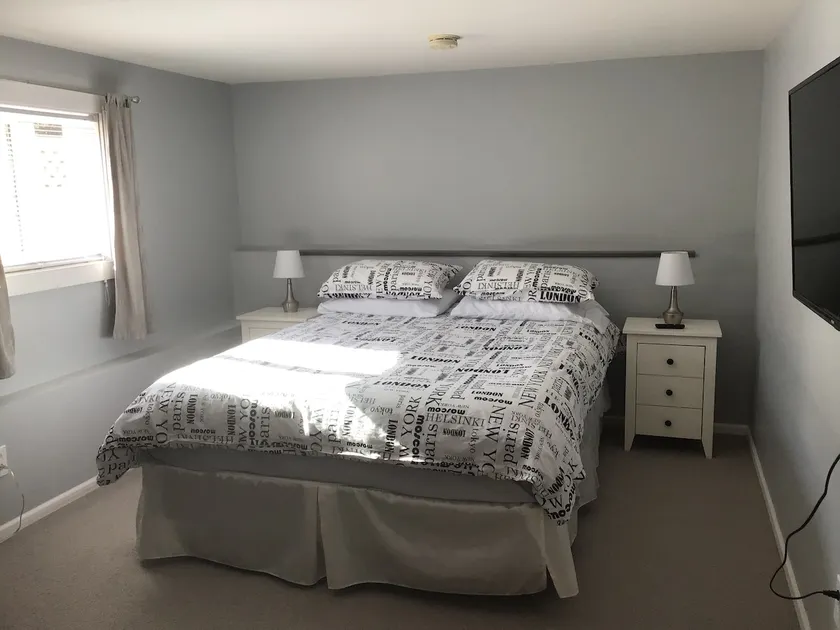 Comfy modern , quiet , Suite Centrally Located. - Image 1