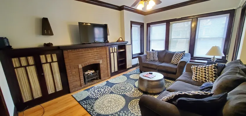 Private 2 Bedroom Malt Row, N Center, Wrigley Home - Image 1