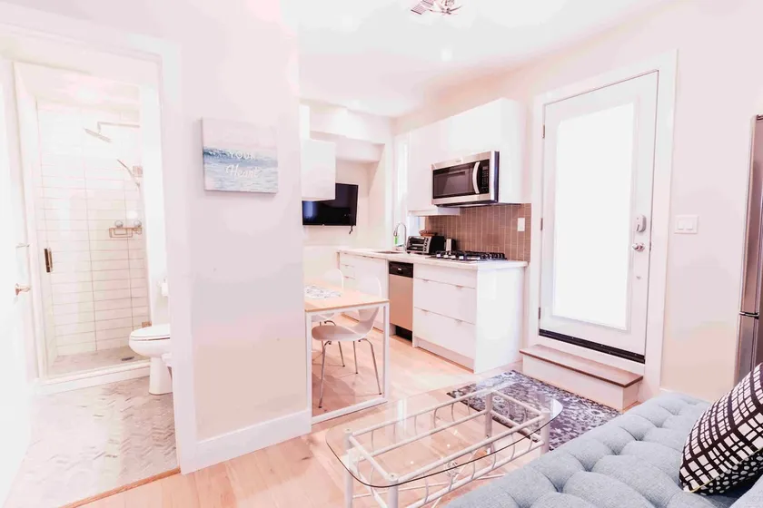 Cute & Cozy Apt heart of QUEEN WEST w parking - Image 1