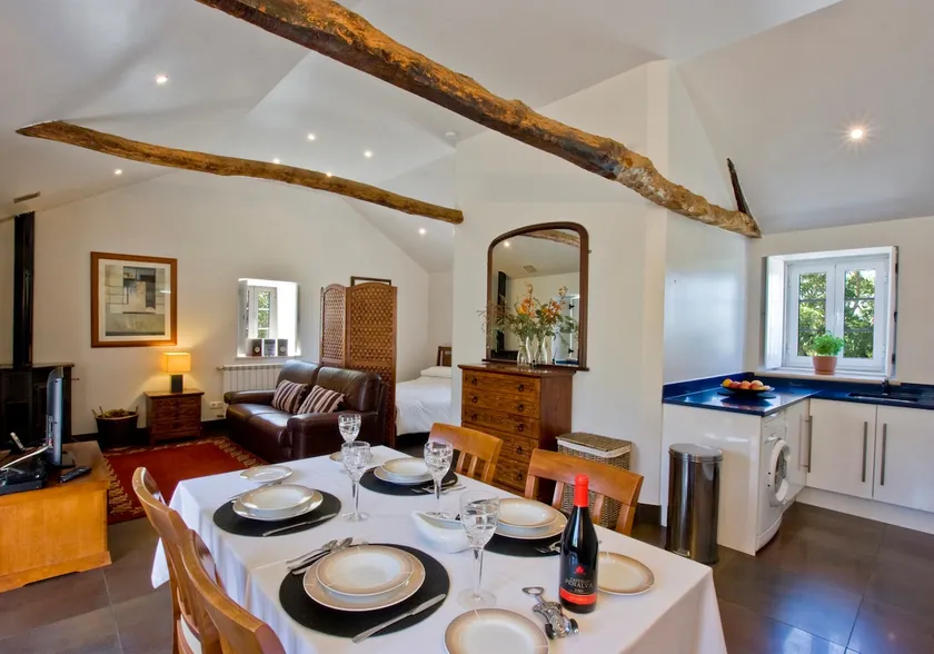 Loft style apartment with pool. - Image 1