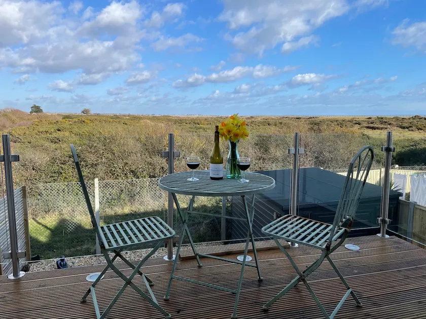 2 Mins From Beach House Overlooking Nature Reserve - Image 1