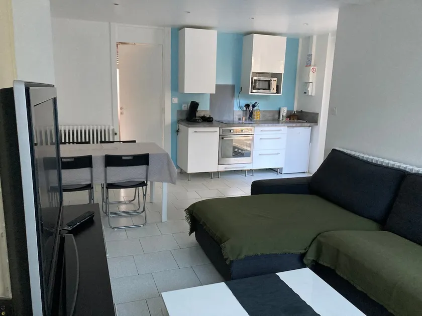 Guest House Mandres Les Roses - City Center - Image 1