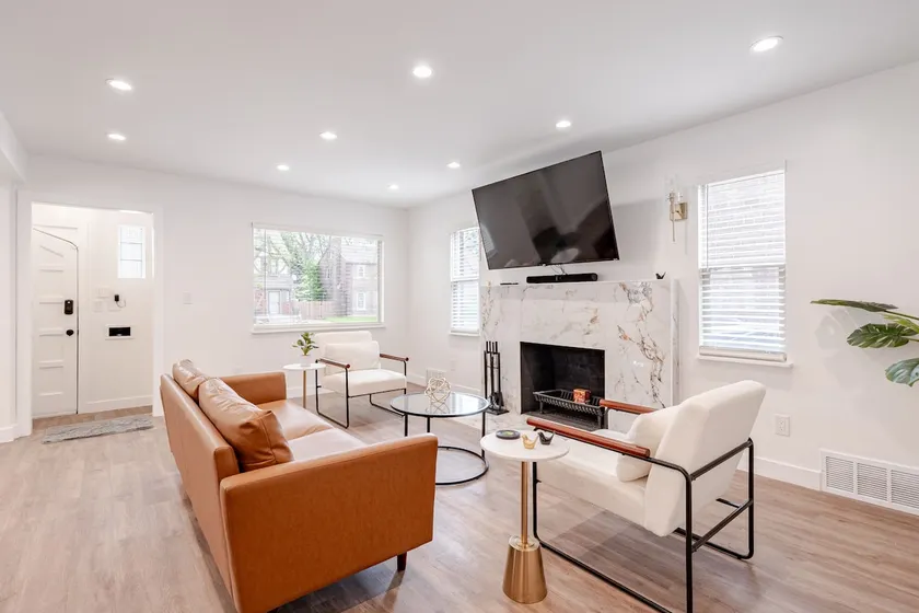 Modern Luxury Near Downtown w/Private Yard/Firepit - Image 1