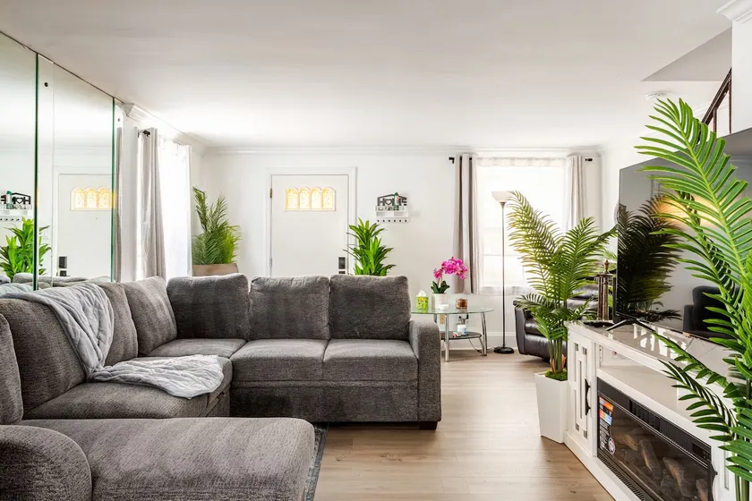 Philly Suburb Stay| Sleeps 8 | Free Parking | PHL - Image 1