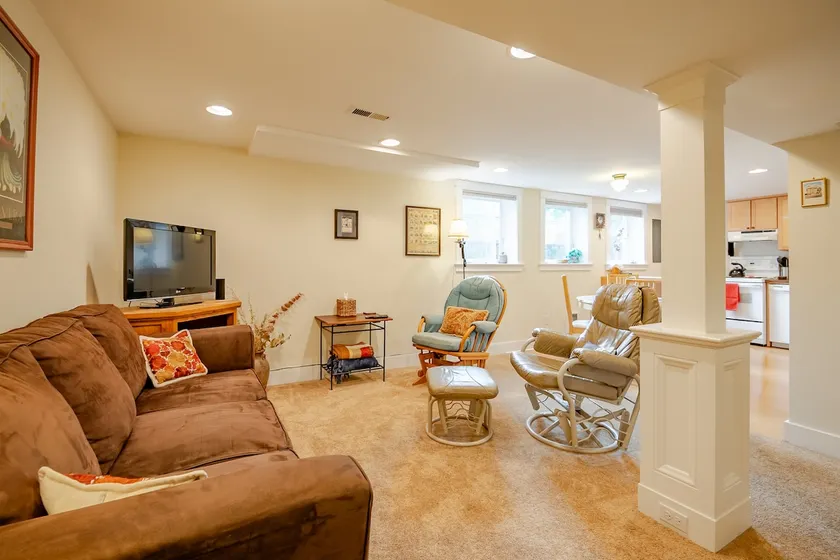 Cozy, yet Spacious Division 1BR Apt - Image 1