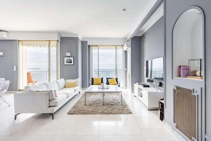 Penthouse apartment with roof terrace by the beach - Image 1