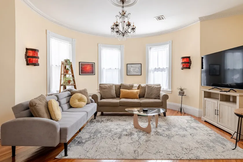 3BR/ 2 BATHS JPWalk to T / off st parking - Image 1