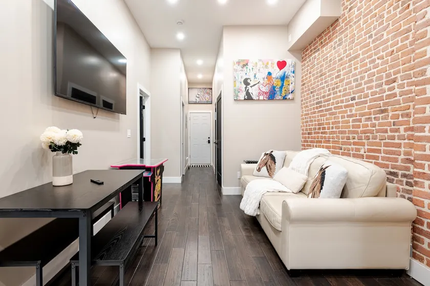 Modern Luxury 3BR • Near NYC • Spacious • Sleeps 8 - Image 1