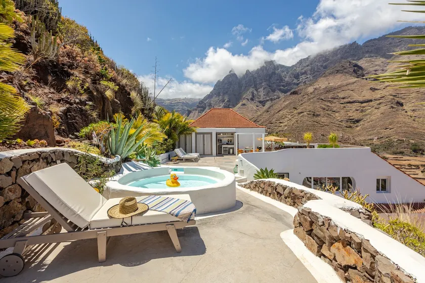Vilna House with private pool, jacuzzi and garden -Optional pool and jacuzzi heating - Image 1