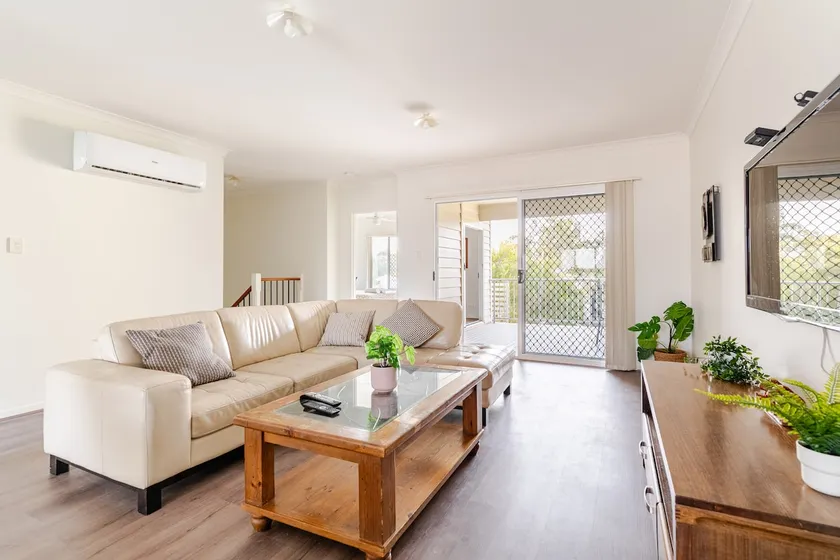 Modern Home in Springfield Lakes - Image 1