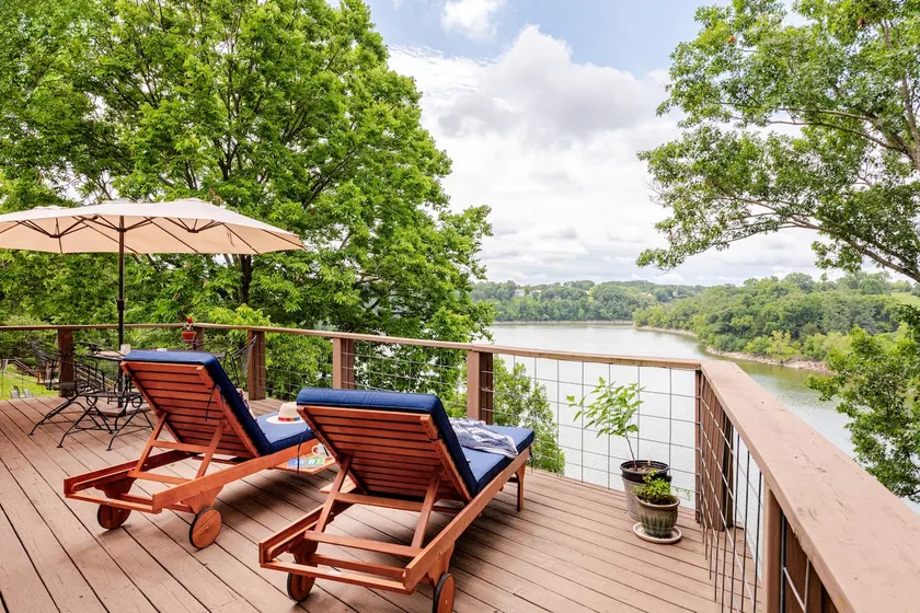 Paradise Bluff Peaceful Lakeside Retreat - Image 1