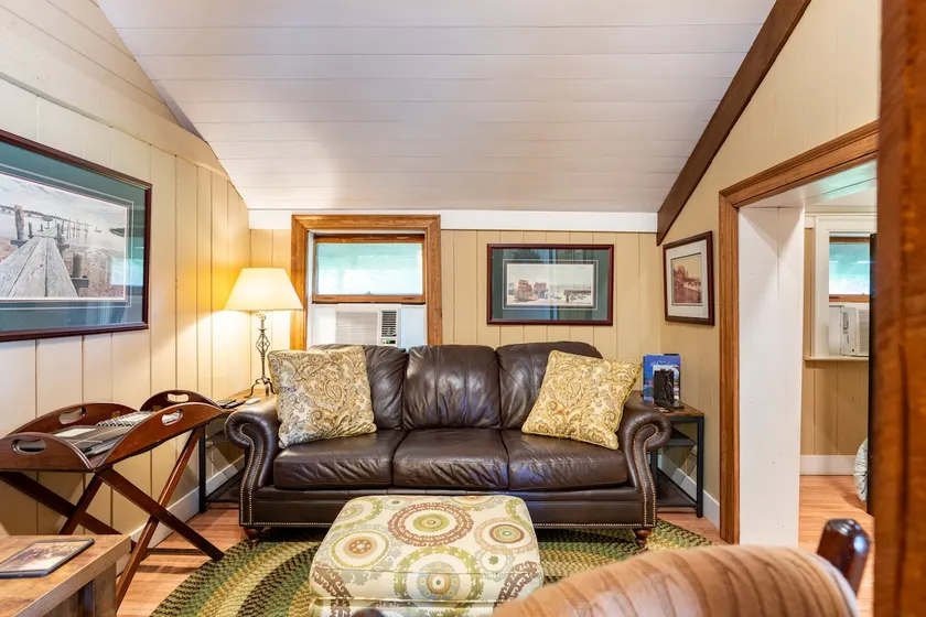 Historic Jockey Cottage, TIEC 20 mins, Tryon 5 - Image 1